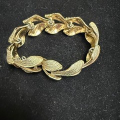 Vintage Lisner Gold Tone Textured Leaf Link Bracelet Mid-Century Modern Jewelry