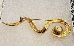 Vintage Signed Avon Faux Pearl Goldtone Ribbon Swirl Brooch Pin Secure Clasp
