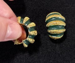 Vintage Mimi D N Green Enamel Ribbed Gold Tone Clip On Earrings Signed Runway