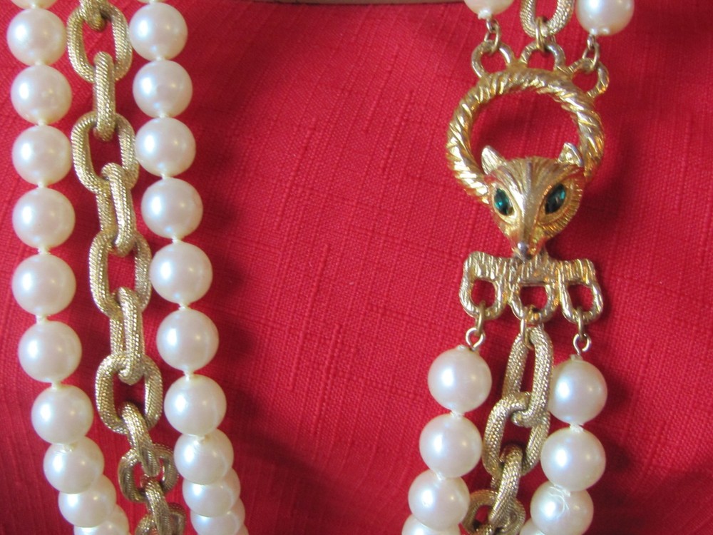 Vtg KJL? Runway Pearl & Gold Chain Necklace Fox Head Clasp Opera Length 48″