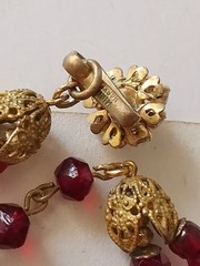 MIRIAM HASKELL 40′ HORSESHOE 2-PC BLOOD RED CÔTELÉ & NUGGET BEAD ICE R/S ACCENTS