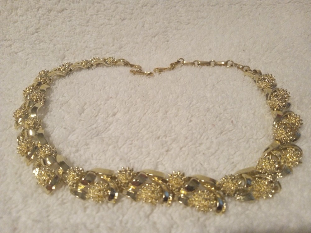 Vintage Coro Signed Gold Tone Unique Design Necklace 17 In. Beautiful!