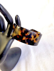 1” Wide Faux Tortoise Shell Lucite Plastic Cuff Bracelet 2.25″ diameter Vintage