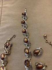 LISNER MOLDED BROWN LUCITE LEAF NECKLACE BRACELET EARRING SET