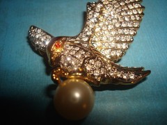 STUNNING SIGNED AD2001 EAGLE W/PEARL PAVE’ CRYSTAL RHINESTONES BROOCH GOLD PLATE