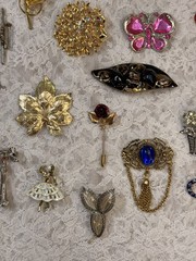 Lot of 19 Varied Size & Styled Pin Brooches Jewelry Some Vintage Some Modern