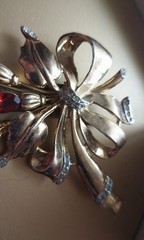 Vintage Gold Tone Fur Clip with Red Stones Bow w/Flowers Design Unsigned