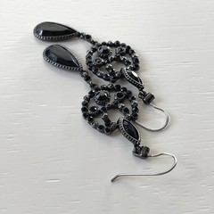 Vintage silvertone & black faceted plastic/acrylic stone dangle earrings goth