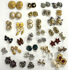 30 Pr Vintage Clip-on/Screw Back Earrings Signed & Unsigned MMA 2 SISTER TRIFARI