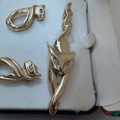 Vintage Gold Tone Cat Link Bracelet/Pin/Earring Set Signed AJC