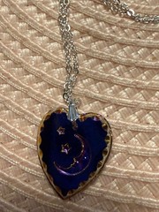 VTG 3/4” MOON ETCHED IN GLASS HEART PENDANT ON 18” SILVERTONE CHAIN