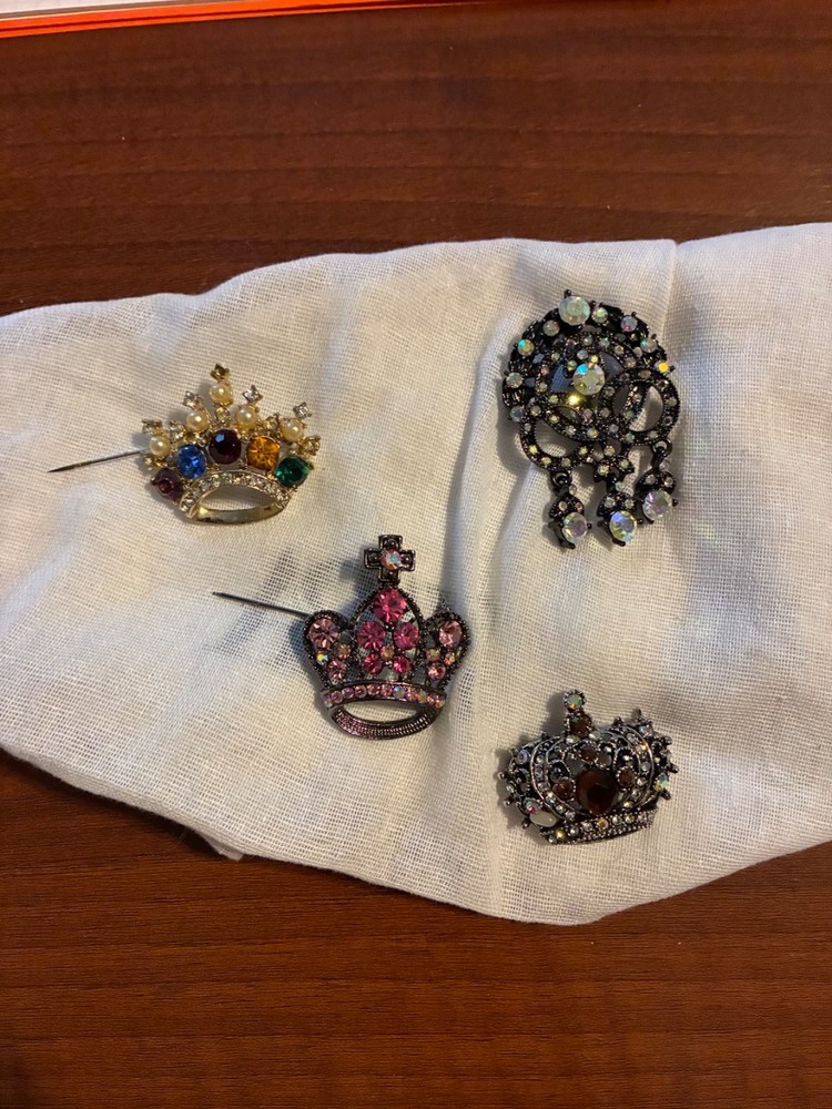 4 Women’s Crown Style Brooches w/Embelished Jewels – Nice!