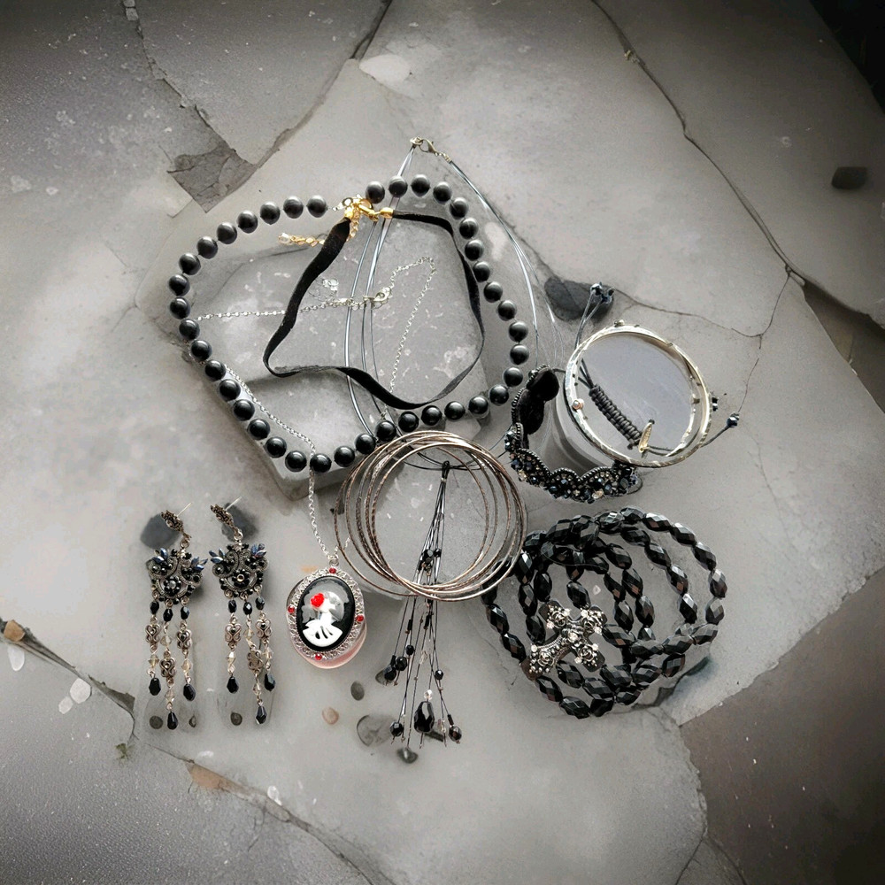 Estate Find Black Silver/Gold Tone Jewelry Lot Necklace, Earrings & Bracelets