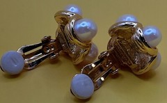 VINTAGE GOLD TONE METAL FAUX PEARL CLIP ON EARRINGS 1” Z01