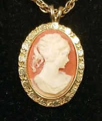 Vintage Cameo Necklace on 23″ Gold Tone Chain