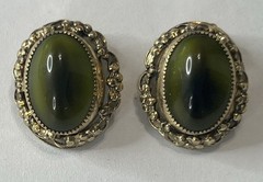 WHITING & DAVIS CO Green Cabochon Style Clip Earrings Gold Tone Vintage 3/4″