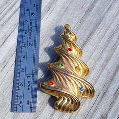 Vintage VERO Christmas Tree Brooch w Rhinestones 2.5″ Twist Gold Tone Pin