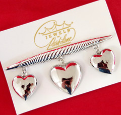 3.25″ NOS OOC VTG JEWELS by PARK LANE BAR w/ HEART DANGLE CHARMS BROOCH/ PIN
