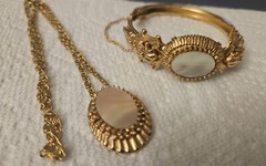 Florenza Vintage Oval Mother of Pearl Jewelry Set Gold Tone Bracelet Necklace