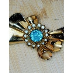 Vintage Retro Gold Tone Bow Brooch Aqua Blue Rhinestone Mid Century Statement