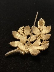 VTG Crown Trifari Gold Tone Leaves & Berries Brooch Pin (1955 to 1969) Signed