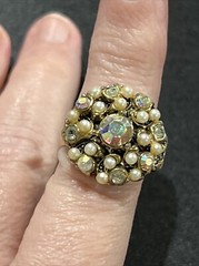 vintage ring size 7 faux pearls adjusts estate jewelry Some Band Wear