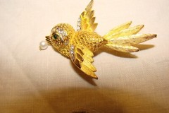 TWO VINTAGE GOLD TONE RHINESTONE BIRD BROOCHES GREEN EYES PEARL