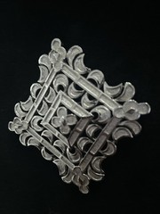 1968 CROWN TRIFARI SIGNED SILVER TONE TEXTURED L’ORIENT MEDALLION BROOCH Pin