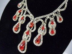 VINTAGE FIRE RED RHINESTONE TEAR DROP STYLE NECKLACE & DANGLE STUD EARRINGS SET