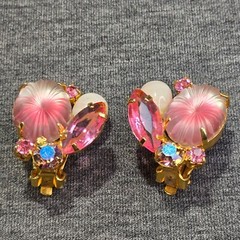 VTG Pink Molded Glass Pillow Rhinestone Brooch & Clip-On Earrings Set Juliana?