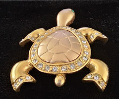 Vtg Lot Gold Tone Nautical Charm Bracelet Sea Turtle & Faux Pearl Crab Brooch