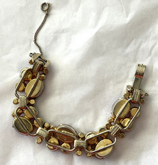 Vintage Juliana D & E 5 Link AB Rhinestone Floral Molded Glass Bracelet w/Chain