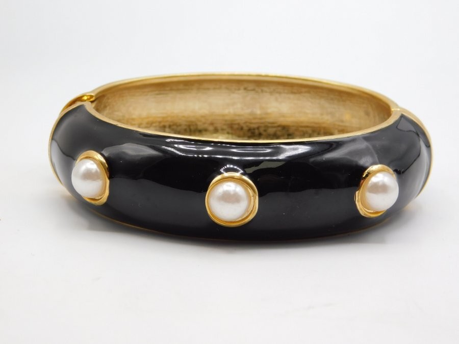 J748-VINTAGE BRACELET~CLAMP STYLE~BLACK/FAUX PEARLS~GOLD TONE~FITS 7″ WRIST
