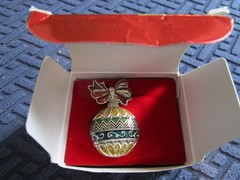 Vtg 2008 Avon Enamel Christmas Gold Green Red Ball Ornament Brooch Pin 1.75″ NIB