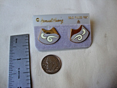 VINTAGE SAMUEL HUANG DESIGNER CLOISONNE RETRO ABSTRACT FAN WHITE & GRAY EARRINGS