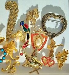 30 Vintage Brooch/Pins Lot–Some Signed—Goldtone Rhinestone Animals Cameo Flowers