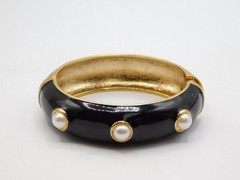 J748-VINTAGE BRACELET~CLAMP STYLE~BLACK/FAUX PEARLS~GOLD TONE~FITS 7″ WRIST