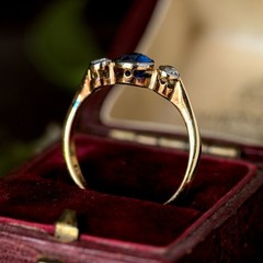 LOVELY ANTIQUE ENGLISH 18K GOLD DIAMOND SAPPHIRE 3-STONE RING c1890