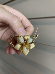 Unused Vintage Natural Stone Brooch Flower Motif gold tone