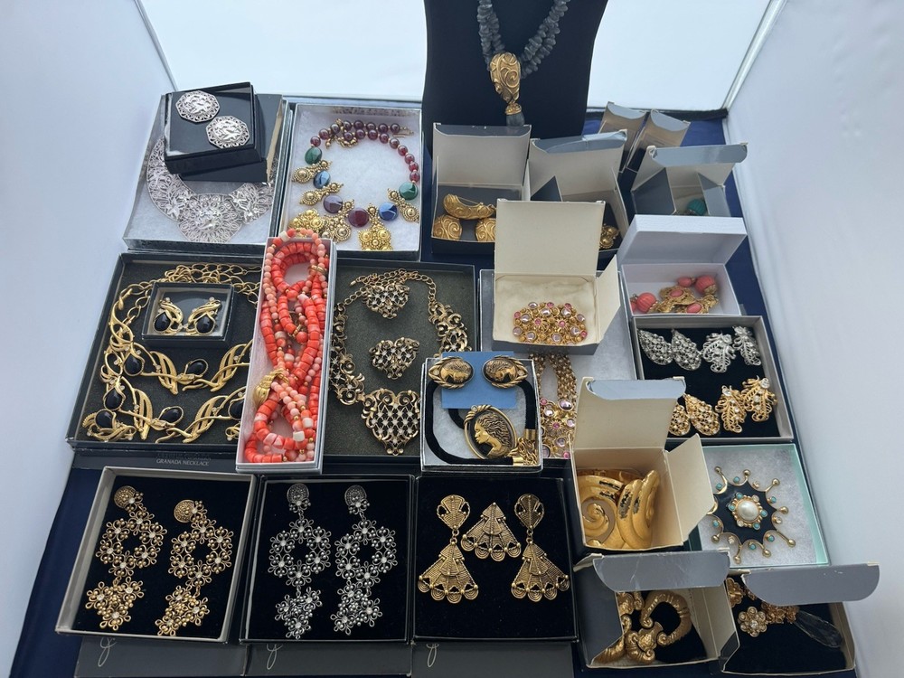 Vintage Jewelry Lot All Avon Barrera KJL Simpson 33 Pc Statement Necklace Runway
