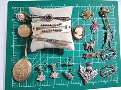 ANTIQUE/VINTAGE Mixed JEWELRY LOT OF 20 PINS/Brooches/Earrings