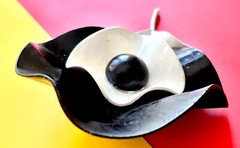 RARE EARLY 1960s POP ART MOD BLACK & WHITE FLOWER PIN,CHIC,RETRO FLOWER BROOCH