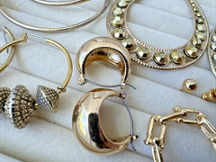 7 Pairs Of Gold Tone VTG Pierced Earrings LOT Enamel 1980s 1990s modern Art deco