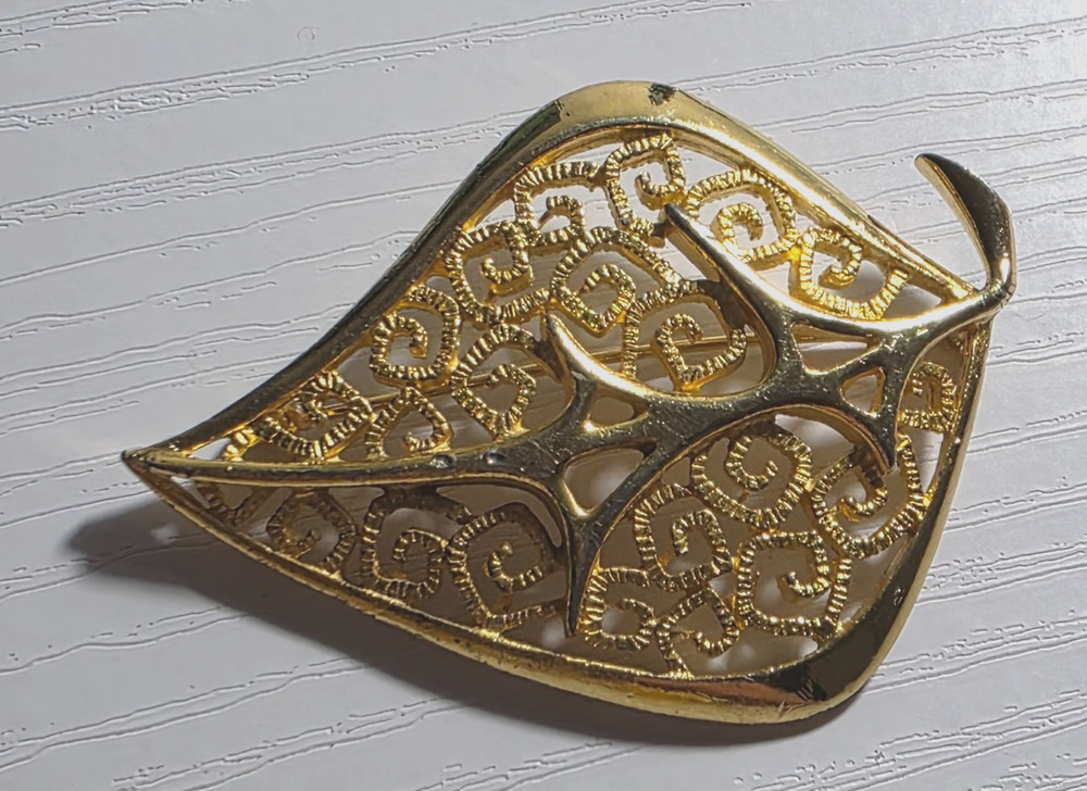 Vintage Lind Gal Leaf Brooch Gold Tone 2.5″ Openwork Textured Filigree Pin