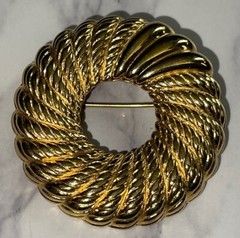 Vintage Monet Gold Tone Round Wreath Brooch Pin Jewelry JMS-19
