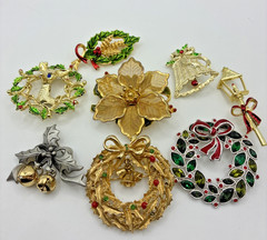 Vintage Christmas Brooch Pin Lot ART KC Wreath Bells Reindeer Flower 8 Pc Read