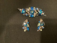 Vintage Juliana costume jewelry blue rhinestone pin/ earings, lovely