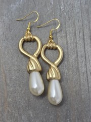 Faux Pearl Teardrop Matte Gold Tone Pierced Earrings Dangle Drop Vintage 2.5 In