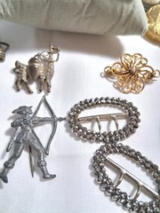 ANTIQUE/VINTAGE Mixed JEWELRY LOT OF 20 PINS/Brooches/Earrings