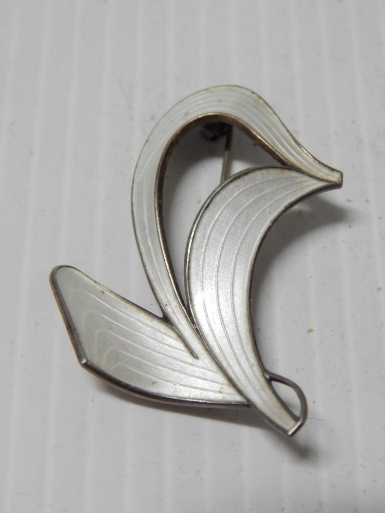 VINTAGE MID CENTURY SCANDANAVIAN NORWAY STERLING SILVER ENAMEL PIN – PRETTY !